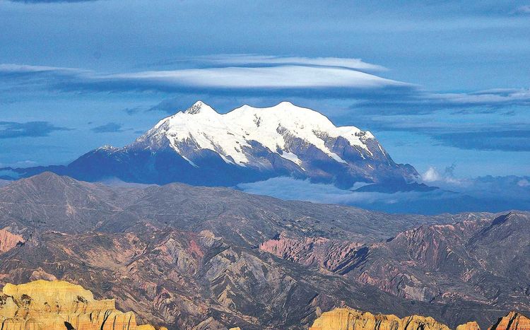 ILLIMANI es la montaña nevada de mayor altura en la Cordillera Real y la segunda de Bolivia.