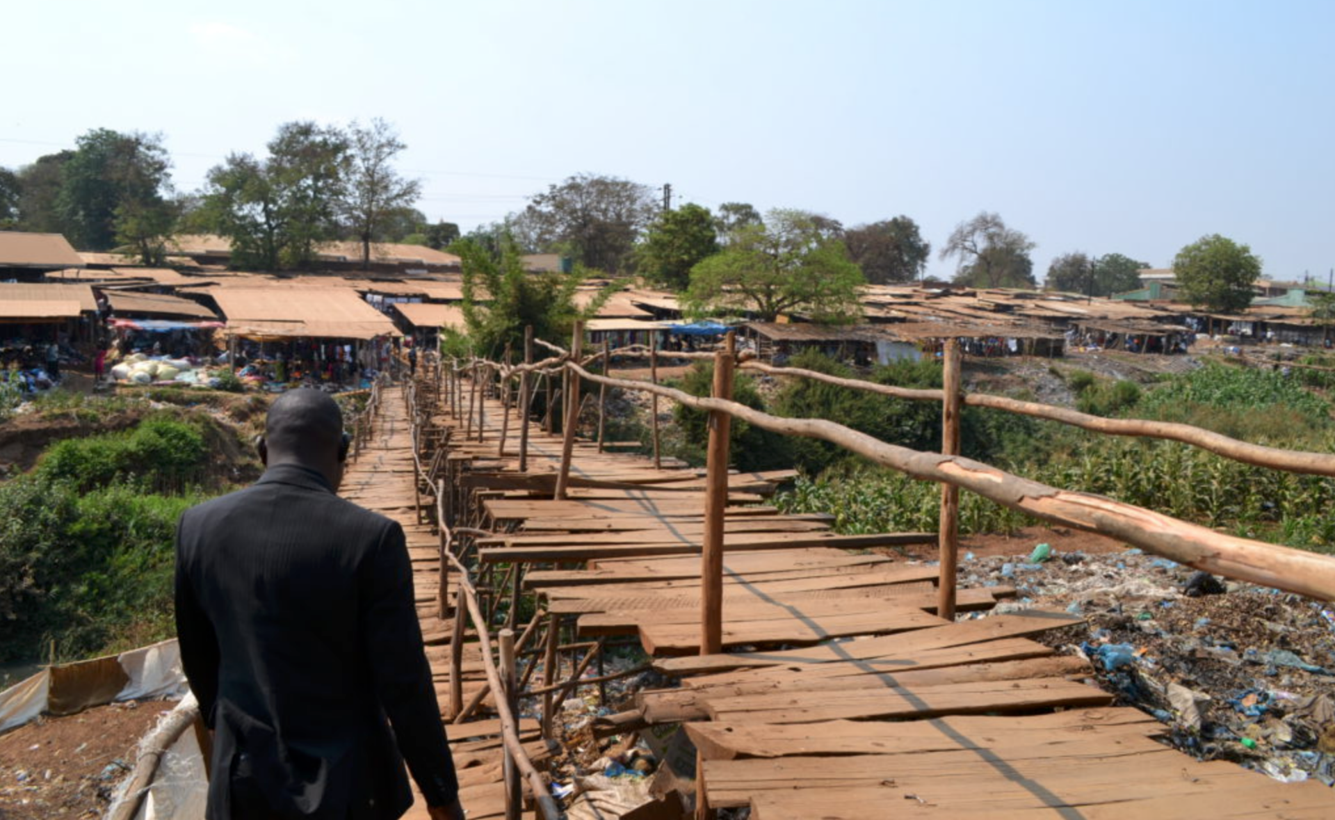 Dumping of waste, market encroachment and urban agriculture occurring on the banks of the Lilongwe river, Malawi. Source: abc.iclei.org.